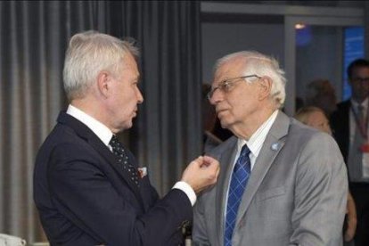 El ministro de Exteriores finlandés, Pekka Haavisto, conversa con su homólogo español, Josep Borrell, en Helsinki.-MARKKU ULANDER (AFP)