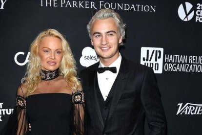 Pamela Anderson posa en la gala benéfica organizada por Sean Penn, acompañada de su hijo.-STEVE GRANITZ