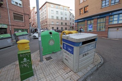 Contenedor de papel en una isla de reciclaje.-Mario Tejedor