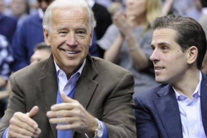 Hunter Biden (derecha), junto a su padre, Joe, durante un partido de baloncesto universitario en Washington, en enero del 2010.-Foto: AP / NICK WASS