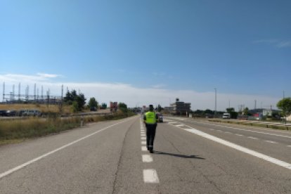 Un agente de la Guardia Civil de Tráfico en el acceso a Soria por la N-234. HDS