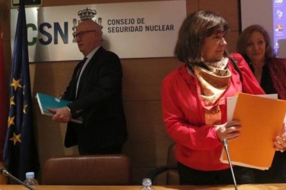 Cristina Narbona y el presidente del CSN, Fernando Martí, durante la presentación del dictamen sobre la prórroga de actividad de la central nuclear de Santa María de Garoña.-JAVIER LIZÓN / EFE