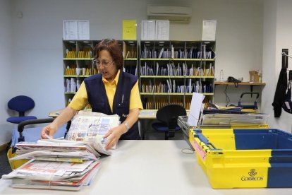 Personal de Correos en una oficina. HDS