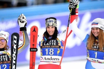 De izquierda a derecha, Rebensburg, Puchner y Suter, el podio del descenso femenino en Grandvalira (Andorra).-GETTY IMAGES / DAVID RAMOS