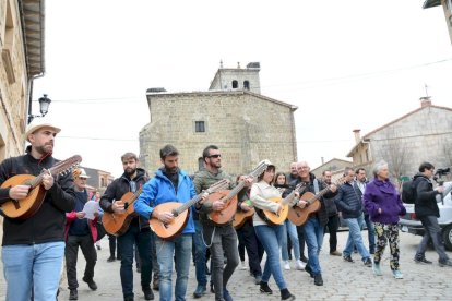 Duruelo saca a la calle su tradicional ronda.-RAQUEL FERNÁNDEZ