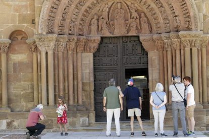 Turistas ante la portada de Santo Domingo. HDS