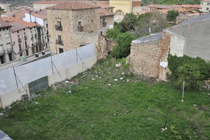 Solares de Sorovega y torre de Doña Urraca, vistos desde la Audiencia.-Valenttín Guisande