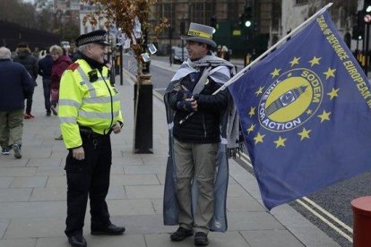 Un policía británico habla con un manifestante anti-brexit en Londres.-AP/ MATT DUNHAM