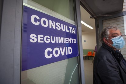 Salida de personal tras la vacunación anticovid. MARIO TEJEDOR