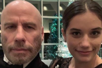 John Travolta, recién rapado, y su hija.-INSTAGRAM