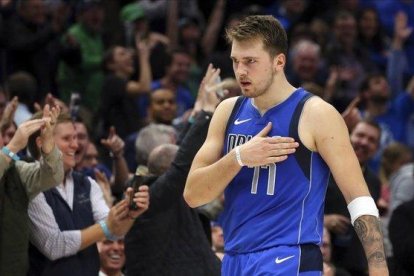 Luka Doncic, ovacionado por los aficionados de Dallas.-RICHARD W. RODRÍGUEZ / AP