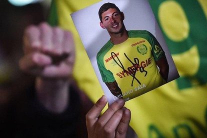 Un aficionado del Nantes con una fotografía de Emiliano Sala.-AFP