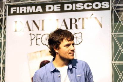 Dani Martín en una firma de discos en Valladolid. Miriam Chacón / ICAL -