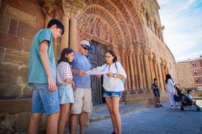 Turistas en la capital. MARIO TEJEDOR