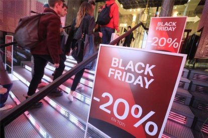 Ofertas de Black Friday en un comercio de Barcelona.-FERRAN NADEU