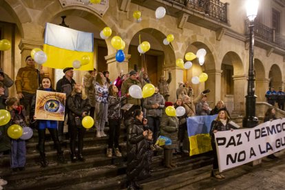 Suelta de globos en la concentración en apoyo a Ucrania. MARIO TEJEDOR