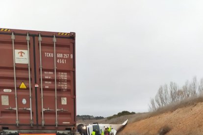 Vehículo accidentado tras volcar sobre un talud. A.H.