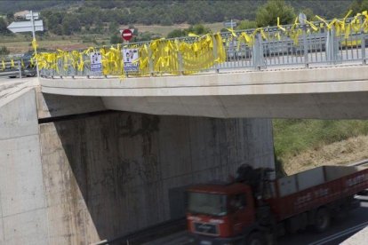 Lazos amarillos en Sant Joan de Vilatorrada, cerca de la prisión de Lledoners A-ALBERT BERTRAN