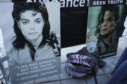 Carteles en apoyo a Michael Jackson a las puertas de la sala de Utah donde se estrenó el viernes el documental Leaving Neverland, dentro del festival de Sundance.-AP / DANNY MOLISHOK