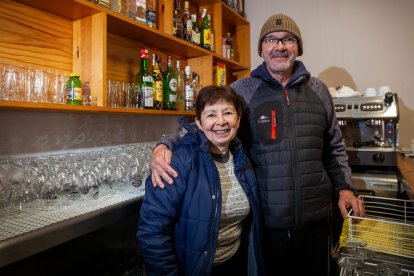 Fredy y Clara, en el bar de Espeja,.-MARIO TEJEDOR