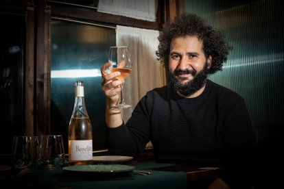 Ernesto López brinda con un rosado de la tierra en el Restaurante Crepería Lilot. GONZALO MONTESEGURO