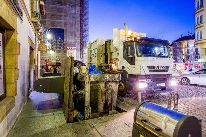 Recogida de basura en la capital. MARIO TEJEDOR