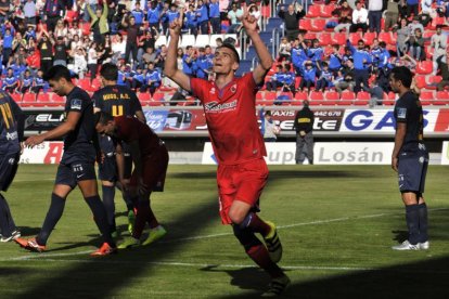 Dani Calvo daba los tres puntos al Numancia ante el UCAM con otro remate de cabeza.-María Ferrer