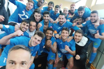 Imagen de achivo de las celebración en el vestuario del Almazán tras la victoria ante el Salamanca B. Twitter Almazán