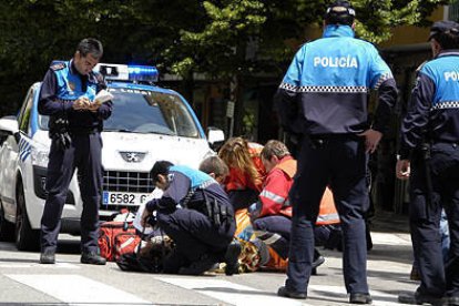 La mujer accidentada es atendida por miembros del 112 para su posterior traslado al Complejo Hospitalario de Soria. / ÁLVARO MARTÍNEZ-