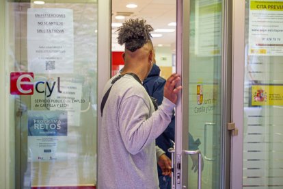 Una persona entrando a la sede del ECyL. MARIO TEJEDOR