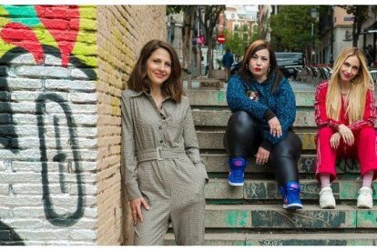 La directora Manuela Burló (izquierda), con las actrices Saida Benzal y Marta Martín.-HBO