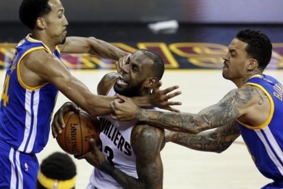 Lebron James entra a canasta ante el duro marcaje de Shaun Livingston y Matt Barnes.-DAVID MAXWELL