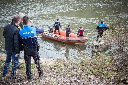 Búsqueda del joven desaparecido en el río mientras nadaba.-GM