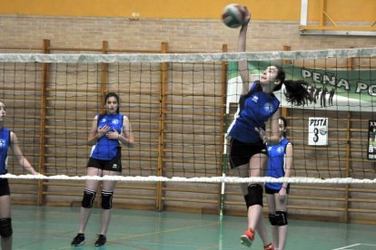 Una jugadora durante las 12 Horas de Minivoleibol.