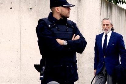 Francisco Correa, jefe de la 'trama Gürtel', se dirige a la Audiencia Nacional, en San Fernando de Henares.-JUAN MANUEL PRATS
