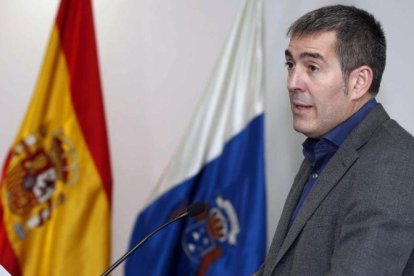 El presidente de Canarias, Fernando Clavijo, el pasado viernes, 23 de diciembre, tras anunciar la ruptura del pacto con el PSOE.-EFE / ELVIRA URQUIJO