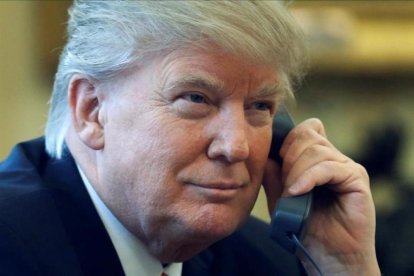 Donald Trump hablando por el teléfono fijo de su despacho en la Casa Blanca.-JONATHAN ERNST