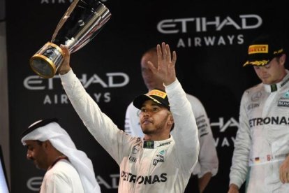 Lewis Hamilton, en el podio de Abu Dabi.-MOHAMMED AL-SHAIKH