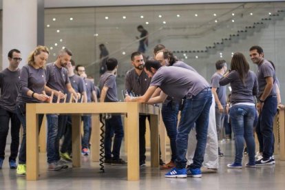 Trabajadores de la tienda Apple del paseo de Gràcia de Barcelona.-CARLOS MONTAÑES