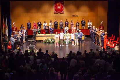 <p>El Palacio de la Audiencia se llenó de la pluralidad de Soria para hacer públicos los agradecimientos a<strong> <a href="https://heraldodiariodesoria.elmundo.es/articulo/soria/todos-hijos-adoptivos-predilectos-soria/20230223174451356223.html">hijos adoptivos, hija predilecta, Medalla de Plata y Medallas de Oro</a></strong><a href="https://heraldodiariodesoria.elmundo.es/articulo/soria/todos-hijos-adoptivos-predilectos-soria/20230223174451356223.html">.</a></p>

<p><a href="https://heraldodiariodesoria.elmundo.es/articulo/soria/ciudad-realza-magnificos-primera-linea-pandemia/20230615213756370601.html">En total, 13 homenajes más la entrega de los bastones conmemorativos a los alcaldes y alcaldesas de Soria</a>, póstumos en los casos de José Luis Liso, Virgilio Velasco y Eloísa Álvarez, que recogieron sus familiares.</p>

<p>Una asamblea para <strong>realzar a los ‘magníficos’ de Soria, con especial mención a quienes estuvieron en primera línea contra la pandemia</strong>.</p>

<p><meta http-equiv="CONTENT-TYPE" content="text/html; charset=utf-8" /><meta name="GENERATOR" content="OpenOffice 4.1.14  (Win32)" />
<style type="text/css"><!--
		@page { margin: 2cm }
		P { margin-bottom: 0.21cm }
	-->
</style>
</p>

<p align="JUSTIFY"><strong>Bastones conmemorativos a los alcaldes:</strong></p>

<ul>
	<li align="JUSTIFY">José Luis Liso Marín</li>
	<li align="JUSTIFY">Virgilio Velasco Bueno</li>
	<li align="JUSTIFY">Javier Jiménez Vivar</li>
	<li align="JUSTIFY">Eloísa Álvarez Oteo</li>
	<li align="JUSTIFY">Encarnación Redondo Jiménez</li>
	<li align="JUSTIFY">Carlos Martínez Mínguez</li>
</ul>

<p align="JUSTIFY"><strong>Título Soriano de Pro</strong></p>

<ul>
	<li align="JUSTIFY">Esteban Gómez Jiménez Galo</li>
</ul>

<p align="JUSTIFY"><strong>Título Hijo adoptivo de la Ciudad de Soria</strong></p>

<ul>
	<li align="JUSTIFY">Antonio Zozoya y You</li>
	<li align="JUSTIFY">Rafael Benjumea Cabeza de Vaca</li>
</ul>

<p align="JUSTIFY"><strong>Título Hija predilecta</strong></p>

<ul>
	<li align="JUSTIFY">Mercedes Molina Ibáñez</li>
</ul>

<p align="JUSTIFY"><strong>Medalla de Plata Ciudad de Soria</strong></p>

<ul>
	<li align="JUSTIFY">Centro Excursionista Soriano</li>
</ul>

<p align="JUSTIFY"><strong>Medalla de oro</strong></p>

<ul>
	<li align="JUSTIFY">Círculo Amistad Numancia</li>
	<li align="JUSTIFY">IES Antonio Machado</li>
	<li align="JUSTIFY">Fundación Duques de Soria</li>
	<li align="JUSTIFY">Banda Municipal de Soria</li>
	<li align="JUSTIFY">Soria Ya</li>
	<li align="JUSTIFY">Servicios Esenciales covid 19</li>
	<li align="JUSTIFY">Sanidad Pública</li>
	<li align="JUSTIFY">Pueblo de Soria</li>
</ul>

<p align="JUSTIFY"><strong><font size="2">ENTREGAS 2019-2023</font></strong></p>

<p align="JUSTIFY"><font size="2"><b>Medallas de oro</b></font></p>

<ul>
	<li align="JUSTIFY"><font size="2">Profesionales de la Sanidad Pública</font></li>
	<li align="JUSTIFY"><font size="2">Servicios Esenciales</font></li>
	<li align="JUSTIFY"><font size="2">Pueblo de Soria</font></li>
</ul>

<p align="JUSTIFY"><font size="2"><b>Soriano de Pro</b></font></p>

<ul>
	<li align="JUSTIFY"><font size="2">Esteban Gómez</font></li>
</ul>

<p>FOTÓGRAFO: MARIO TEJEDOR</p>