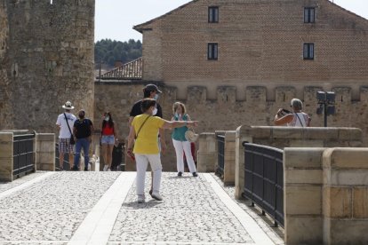 Turistas junto a la muralla de El Burgo de Osma. MARIO TEJEDOR