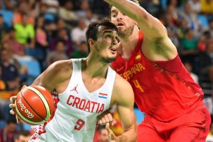 Gasol intenta frenar la entrada del croata Saric en el debut olímpico de la selección.-ANDREJ ISAKOVIC / FP