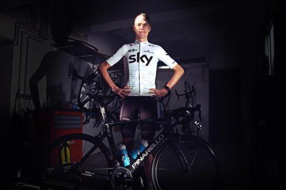 Chris Froome, con el nuevo 'maillot' blanco que el equipo Sky lucirá en el Tour.-TEAM SKY