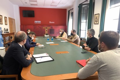 Imagen de la reunión de ayer del Ayuntamiento con los clubes sorianos de fútbol base. HDS