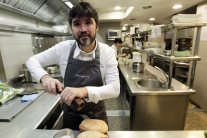 Óscar García en la cocina de Baluarte. HDS