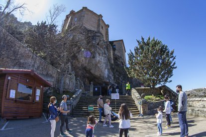 Visitantes en el acceso a la ermita de San Saturio. MARIO TEJEDOR