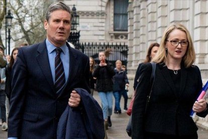 Dos de los aspirantes a liderar el Partido Laborista, Keir Starmer y Rebecca Long-Bailey, en una imagen de archivo.-NIKLAS HALLE'N (AFP)