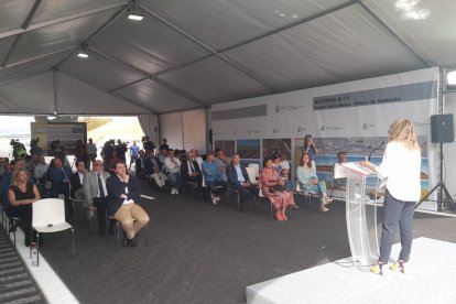 La ministra en la carpa durante la inauguración. MARIO TEJEDOR