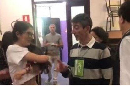 Bronca entre una apoderada de ERC y uno de VOX por una camiseta sobre los políticos presos.-