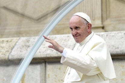 El papa Francisco saluda a los fieles tras una reunión con obispos polacos en la catedral de Wawel en Cracovia.-EFE/JACEK TURCZYK